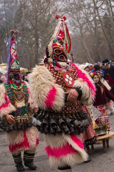 Gente en trajes kuker de carnaval tradicional en Kukeri festival kukerlandia Yambol, Bulgaria — Foto de Stock