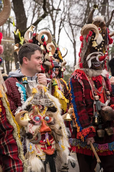 Gente con trajes tradicionales de carnaval en Kukeri festival kukerlandia Yambol, Bulgaria. Participantes de Moldova — Foto de Stock