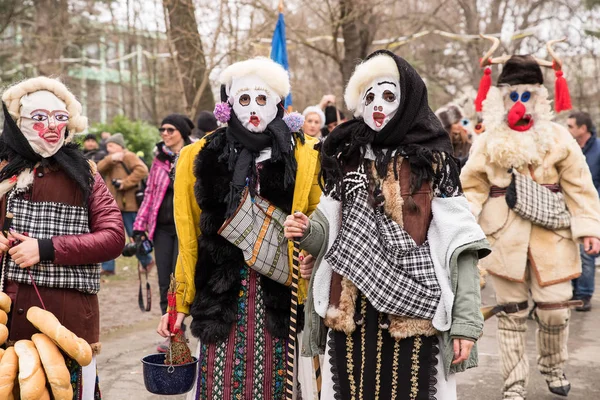 Gente con trajes tradicionales de carnaval en Kukeri festival kukerlandia Yambol, Bulgaria. Participantes de Rumania — Foto de Stock