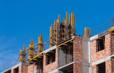 Ev kat kalıp yapım ekibinin üzerinde inşa