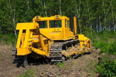 Tarım makinesi. Buldozer. Ormancılığa Mekanik Alan Hazırlama.