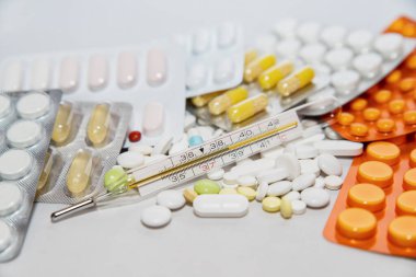 Gribe hazırlık konsepti. Termometre, kabarcıklar ve haplar..