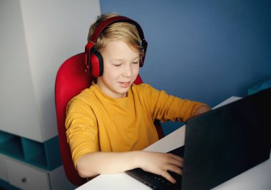 Uzaklık öğrenme çevrimiçi eğitim web sayfası