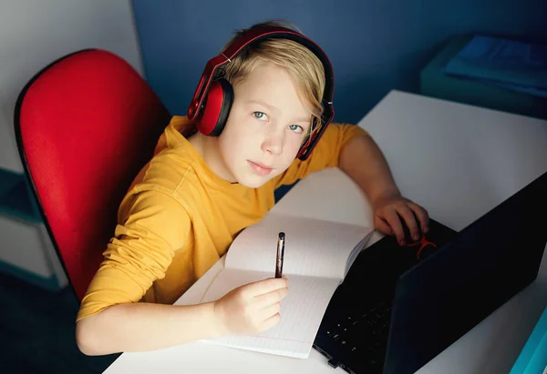 Bambino Impara Online Istruzione Distanza Ragazzo Stanco Dopo Scuola — Foto Stock