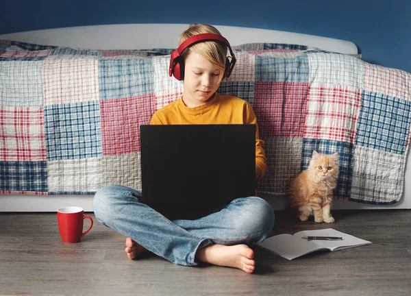 Çocuk internetten öğreniyor. Uzaktan eğitim. Çocuk okuldan sonra yorgun.