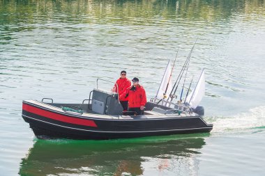 Su üzerinde yelken bir motorlu tekne iki adam. Deniz balıkçılığı. Norwa