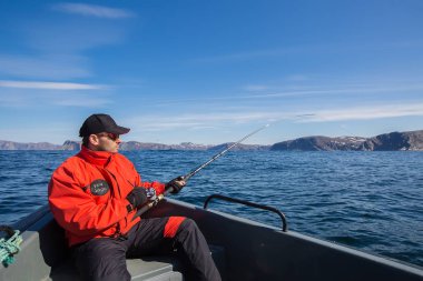 Bir balıkçı teknesi balıkçı atlet. yan görünüm