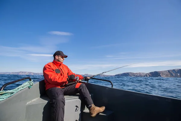 Fischer fischen auf Sportler Spinning mit Seebooten — Stockfoto