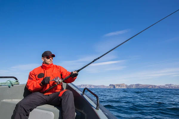 Fischer Sportler Sonnenbrille Angeln im Meer. in den Händen — Stockfoto