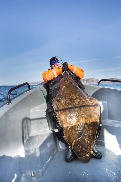 Fischer mit dem Schwanz eines riesigen Fisches. Senkrechtschuss — Stockfoto