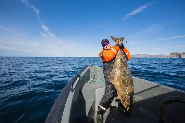 Fischer inmitten des Meeres mit einem riesigen Fisch — Stockfoto
