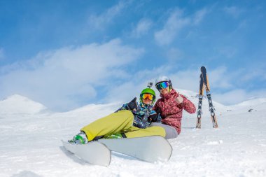 Kar mounta arka planı karda iki kayakçı oturmak