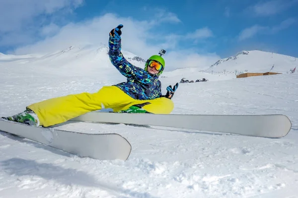 Hombre con un esquí de montaña se encuentra en la nieve en una pendiente áspera. Rejoi. —  Fotos de Stock