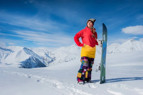 Sportovní žena v zasněžených horách — Stock fotografie
