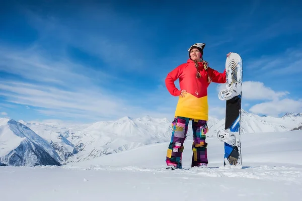 Sport flicka i snötäckta berg — Stockfoto