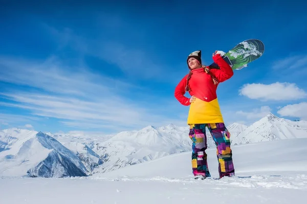 Vacker flicka håller en snowboard bräda på sin axel. SMI — Stockfoto