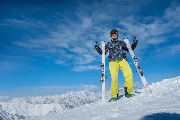 人类正站在高山滑雪的斜坡上。显示一个拇指。无线 — 图库照片