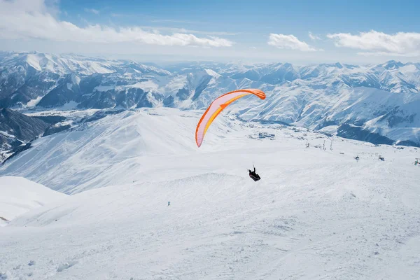 Le sportif sur le parapente fait un virage. vole au-dessus du sno — Photo