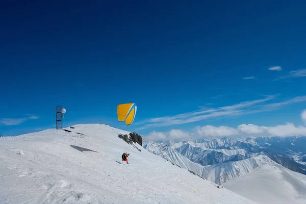 O parapente prepara-se para descolar. — Fotografia de Stock