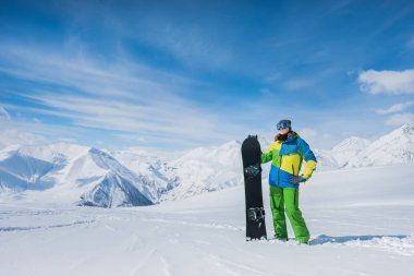 Aşırı sporcu kız Ski uygun sno arka planı