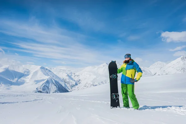 Extremo desportista menina em terno de esqui contra o pano de fundo de sno — Fotografia de Stock