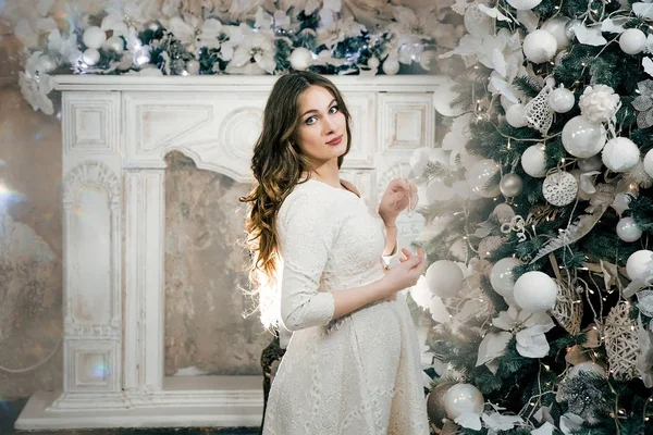 Zwangere vrouw omhoog het kleden van een kerstboom. Nieuwjaar. — Stockfoto