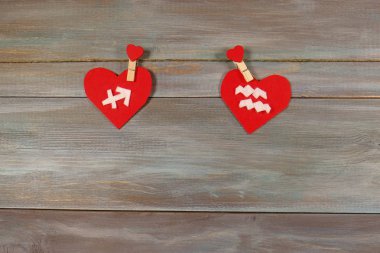 Yay ve kova. zodyak işaretleri ve kalp. ahşap 