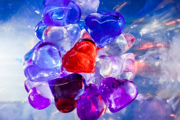 çok renkli cam kalpler. Parlayan kristaller. Dik dik bak, bokeh. Sevgililer günü konsepti, yıldönümü, düğün