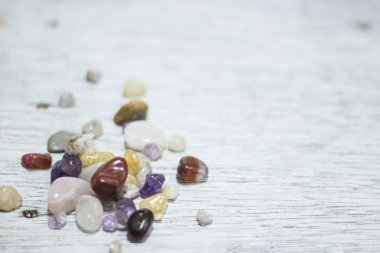 Boyalı ahşap tahta üzerinde değerli taşlar