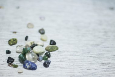 Boyalı ahşap tahta üzerinde değerli taşlar