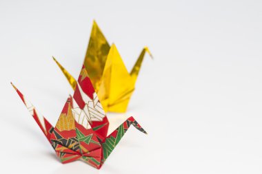 Japon desenli kağıttan yapılmış origami Vinçler