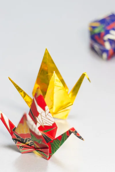 Origami cranes and paper balloon — Stock Photo, Image