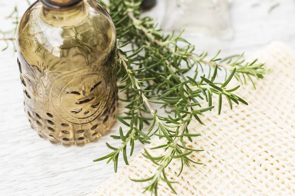 Bouteille en verre élégant et romarin — Photo