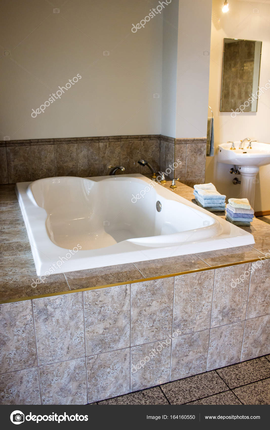 Luxe ligbad, badkamer — Stockfoto © MichikoDesign #164160550 Luxe ligbad, badkamer — Stockfoto © MichikoDesign #164160550