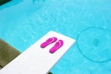 Bir havuzu ve flip flop çifti atlama platformu