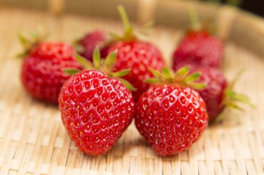 Bambu sepetinde çilek toplamak.