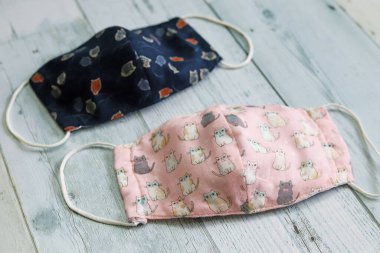 El yapımı Japon yapımı ve kedi desenli kumaş maskeli. Virüs bulaşma koruması için.