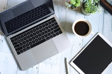 Uzaktan çalışma, Soho, bilgisayarlı ve tabletli ofis resmi
