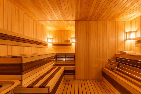 Innenraum einer hölzernen Sauna — Stockfoto