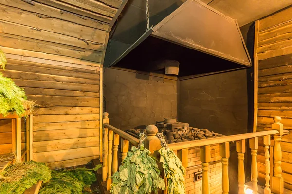 Rustikale Holzsauna mit traditionellem Saunazubehör — Stockfoto