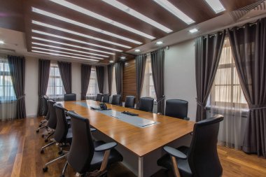 Katı ahşap masa modern toplantı salonu