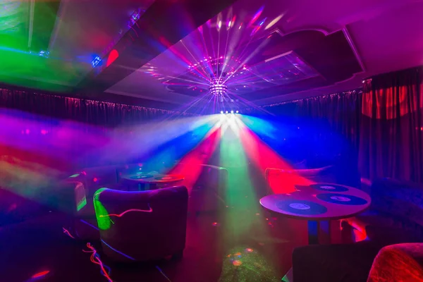 Interior do clube noturno com luzes coloridas — Fotografia de Stock