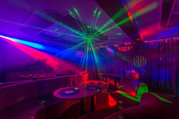 Interior colorido de clube noturno brilhante e bonito — Fotografia de Stock