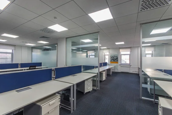 Modern ofis iç uzun masalar, birden çok açık plan iş istasyonları ile