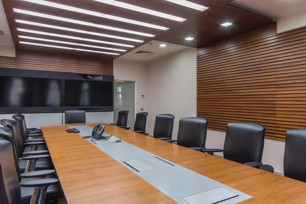 Moderna sala de reuniones con TV de pantalla ancha — Foto de Stock