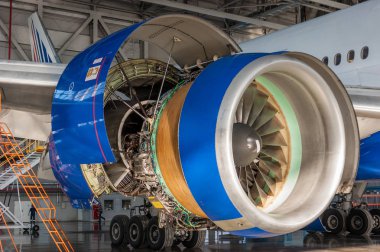 Jet motoru açık ve bakım hangarı içinde için hazır