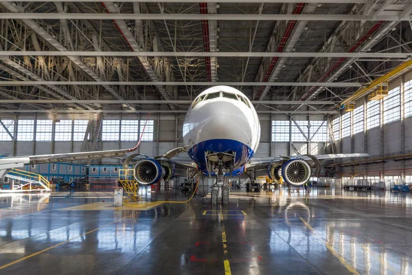 Aviões de passageiros no hangar — Fotografia de Stock