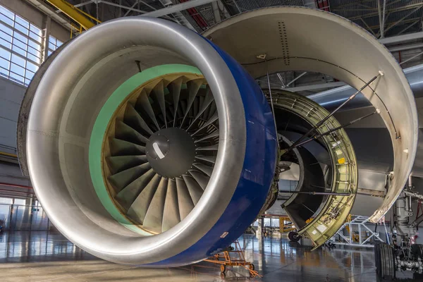 Jet motoru açık ve bakım hangarı içinde için hazır