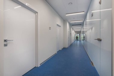Boş bir hastane ya da ofis binası koridorunda