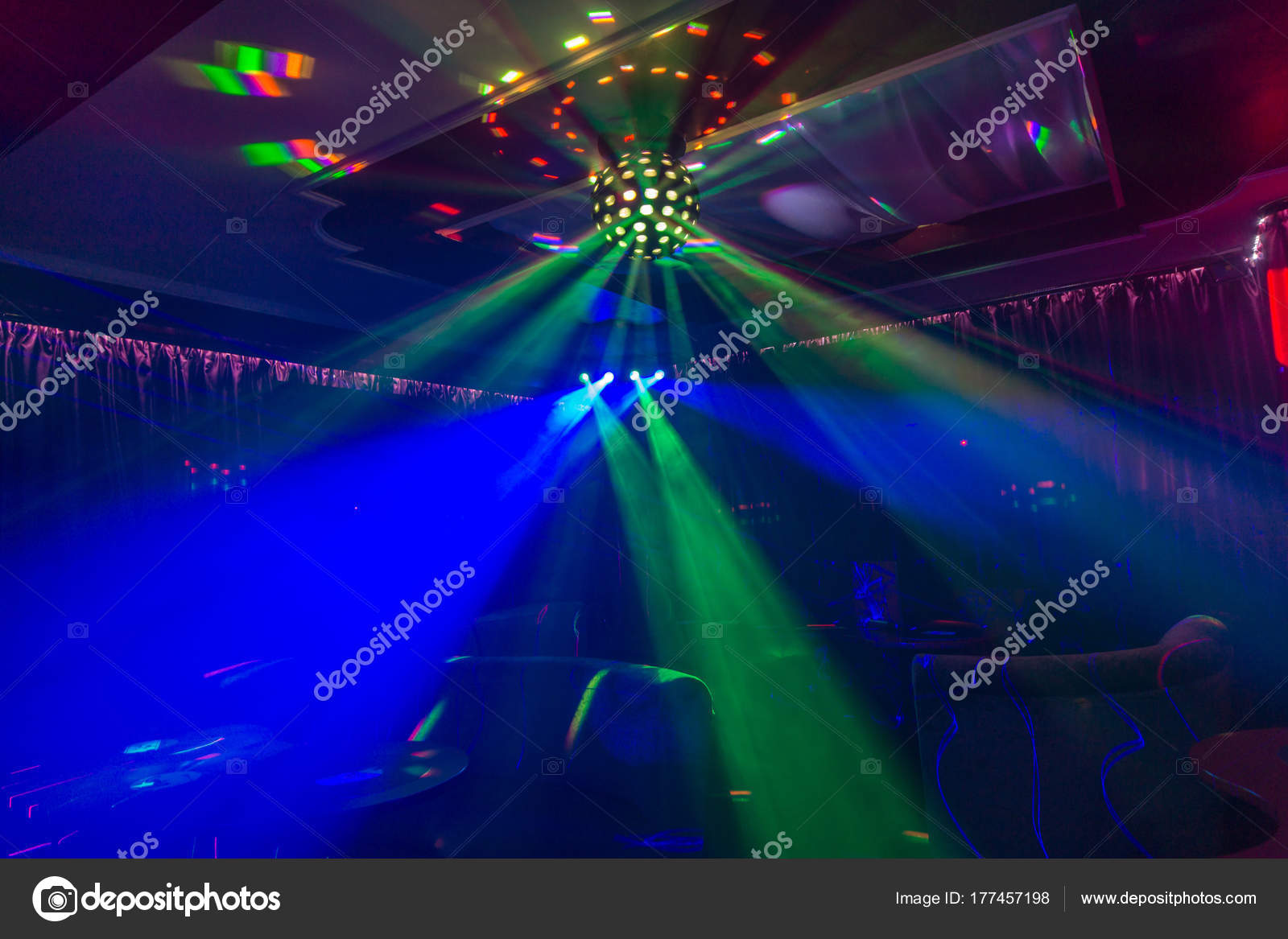 https://st3.depositphotos.com/4604241/17745/i/1600/depositphotos_177457198-stockafbeelding-disco-lichten-disco-verlichting.jpg
